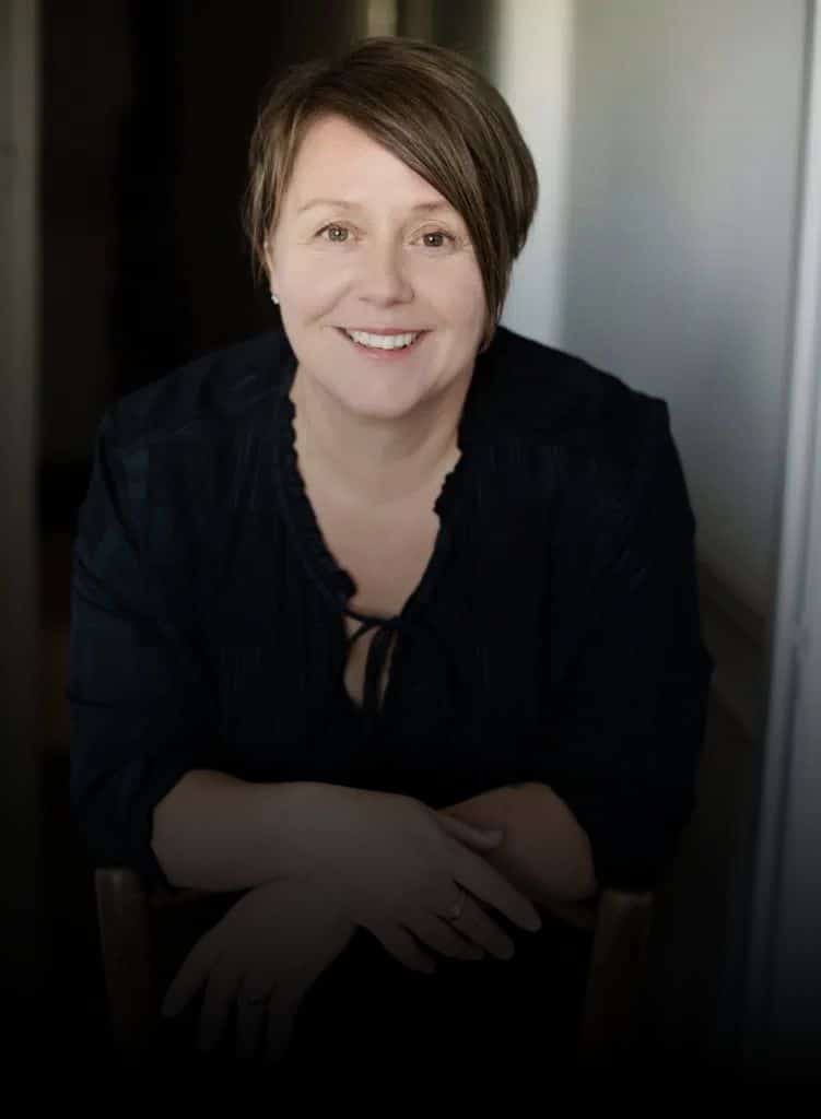 Emma Thomas NOON Circle host gradient