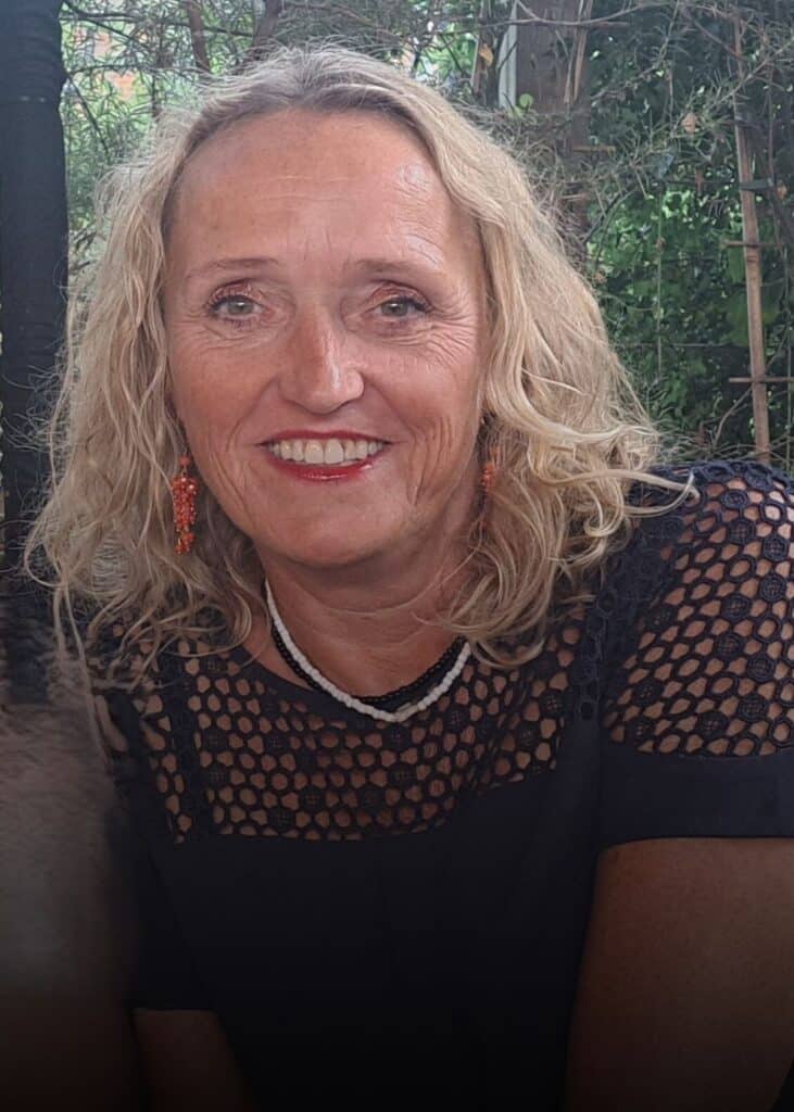 Fiona Hiscock gradient NOON Circle host